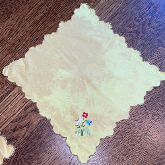 Vintage gold floral embroidered small tablecloth with 4 napkins - Picture 3 of 11